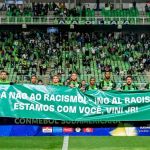 Jogadores do América exibem faixa em homenagem a Vini Jr., vítima de racismo na Espanha 