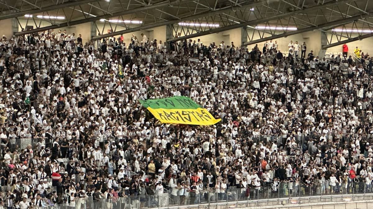 'Fogo nos racistas': organizada do Atlético exibe faixa no Mineirão