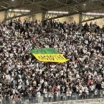 'Fogo nos racistas': organizada do Atlético exibe faixa no Mineirão