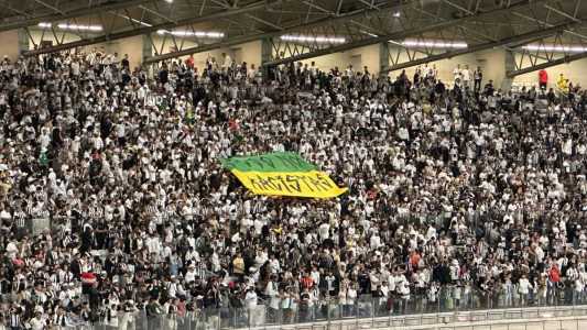 Faixa exibida pela organizada do Atlético no Mineirão