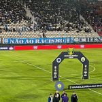 Torcida do Cruzeiro expõe faixa contra o racismo na Arena do Jacaré