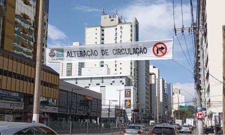 Faixa orienta sobre inversão do fluxo da Rua Rei Alberto em Juiz de Fora Foto Divulgação SMU.jpg