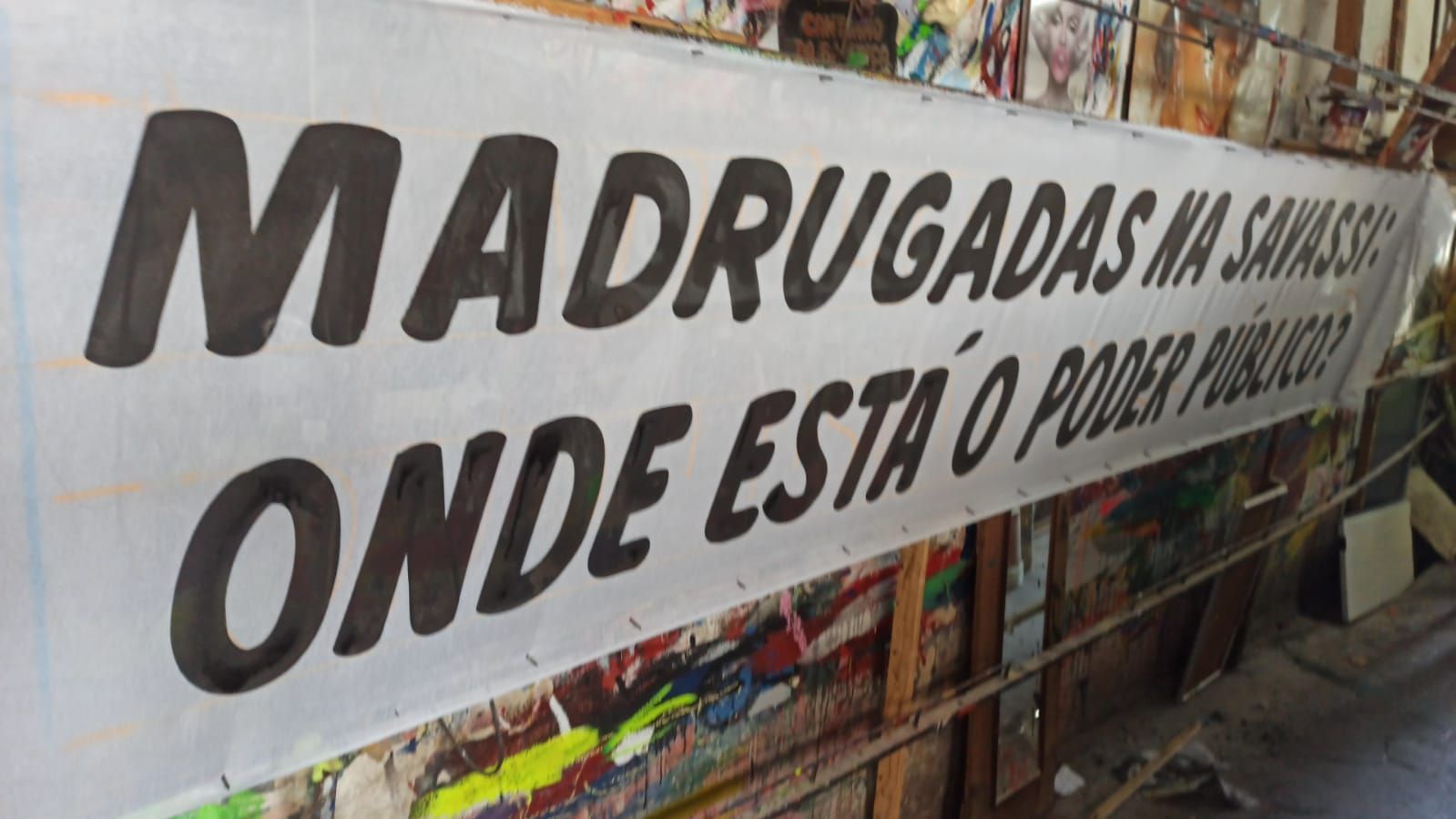 'Moradores da Savassi precisam dormir': faixa acende debate entre moradores e comerciantes sobre barulho