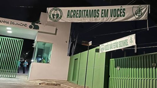 Faixas em frente ao CT Lanna Drumond, do América