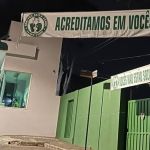 Torcida do América coloca faixas no CT em apoio ao time