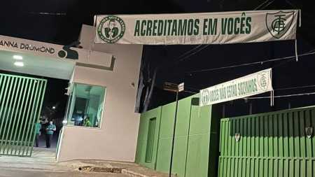 Faixas em frente ao CT Lanna Drumond, do América