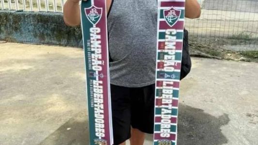 Faixas que eram comercializadas na porta do Maracanã
