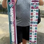 Confiante, torcida do Fluminense compra faixas de campeão da Libertadores