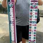 Confiante, torcida do Fluminense compra faixas de campeão da Libertadores