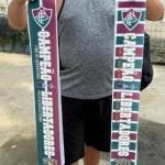 Confiante, torcida do Fluminense compra faixas de campeão da Libertadores