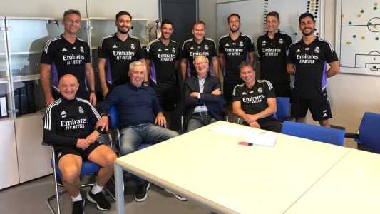Falcão, Ancelotti e membros da comissão técnica do Real Madrid, em setembro de 2022