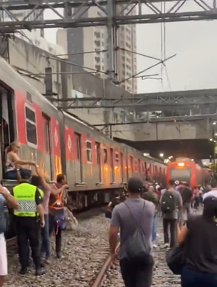 Passageiros precisam caminhar sobre trilhos após falha em linha da CPTM, em SP; veja imagens