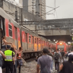 Passageiros precisam caminhar sobre trilhos após falha em linha da CPTM, em SP; veja imagens