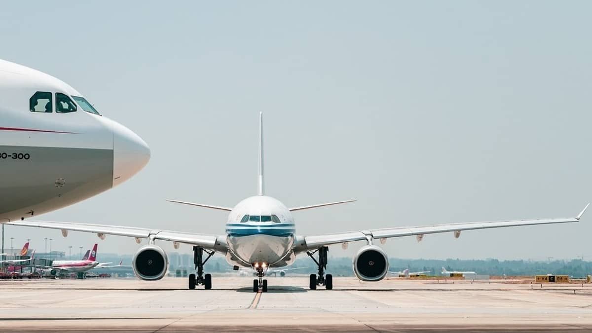 Aviões com mais de 370 pessoas quase batem após controlador conectar cabo errado