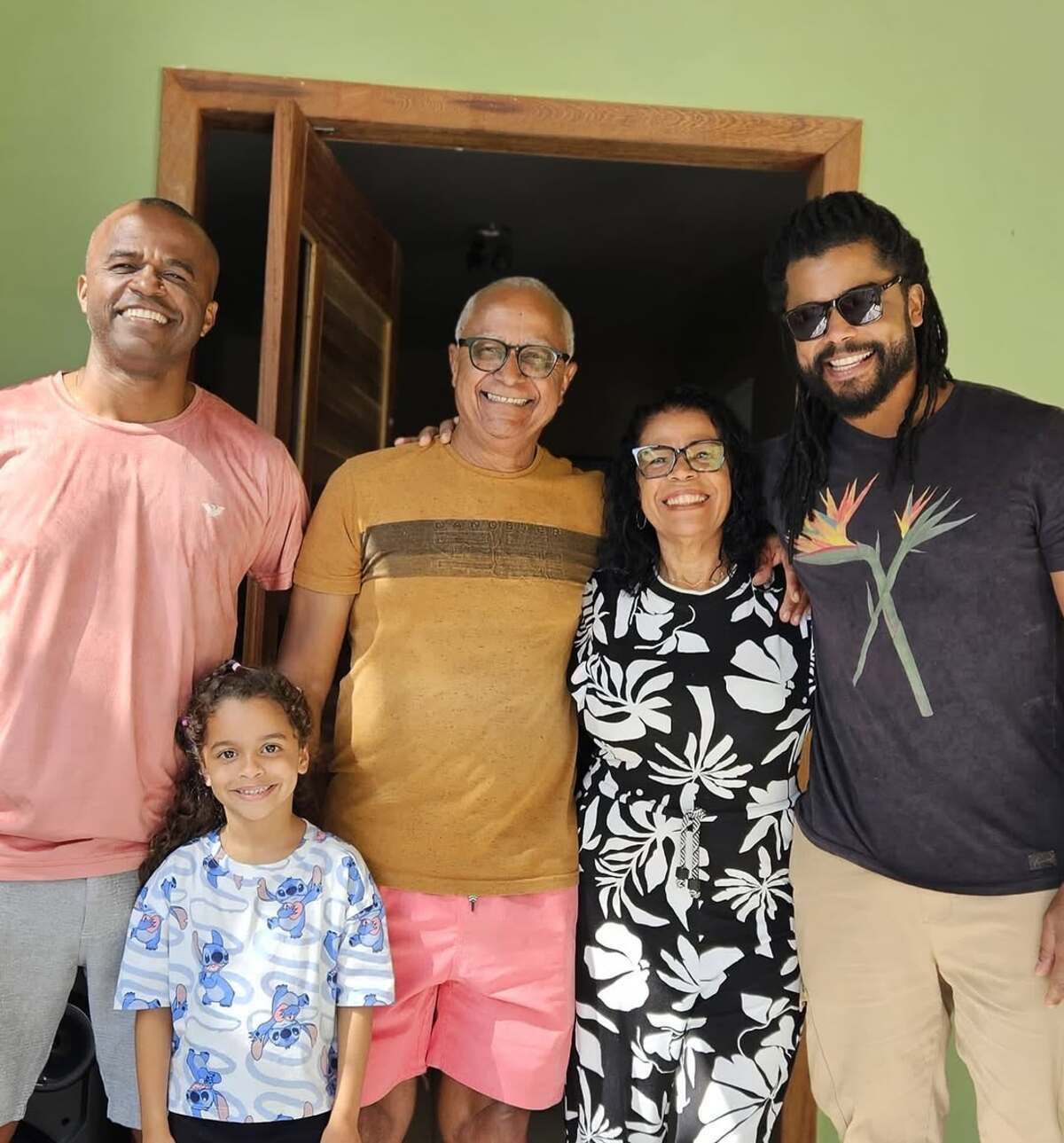 Filho de Vilma sai em defesa de Vinícius e desmente fala da sister: 'Confusão mental'