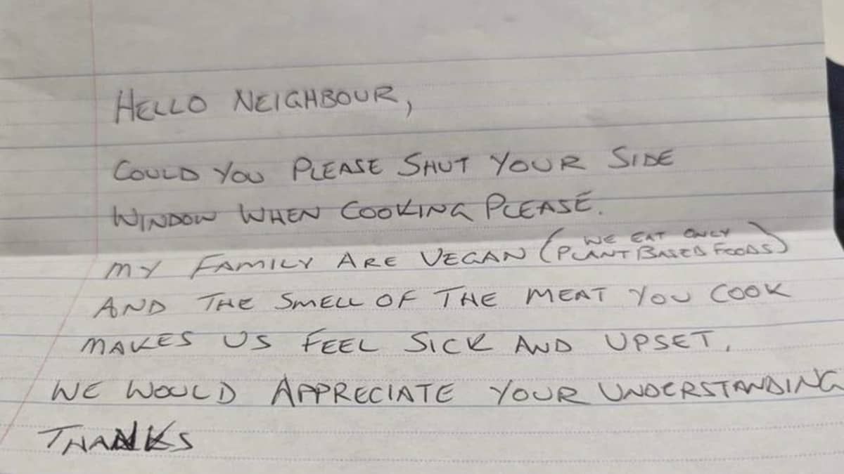 Família vegana escreve carta para vizinho que come carne: 'pode fechar sua janela?' 