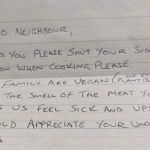 Família vegana escreve carta para vizinho que come carne: 'pode fechar sua janela?' 