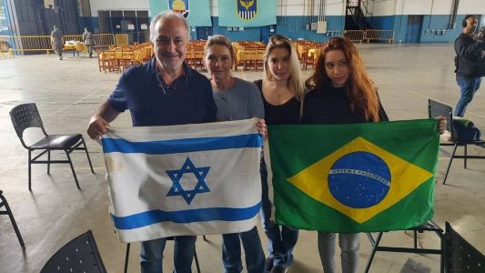 Família de Rafael Graicer espera por ele no Aeroporto de Guarulhos, em São Paulo