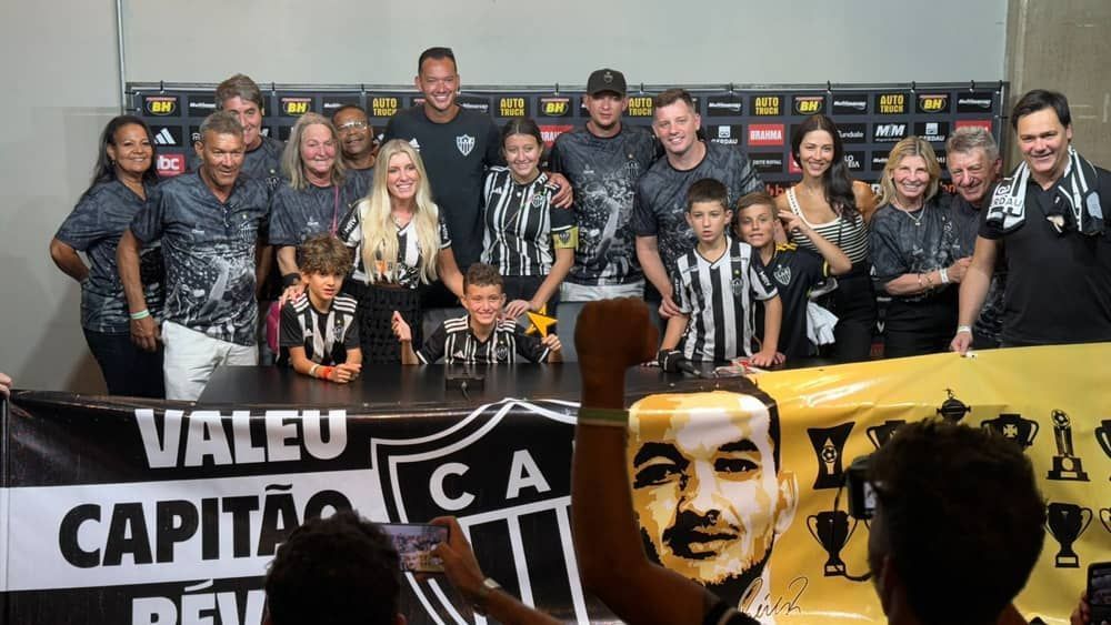 Família de Rever marca presença em coletiva após jogo de despedida