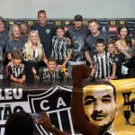 Família de Rever marca presença em coletiva após jogo de despedida