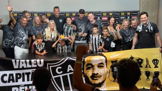 Família de Réver esteve presente na entrevista coletiva no Mineirão