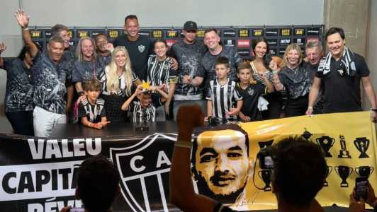 Família de Réver esteve presente na entrevista coletiva no Mineirão