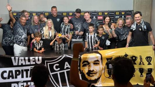 Família de Réver esteve presente na entrevista coletiva no Mineirão