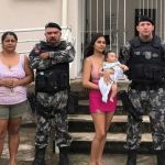 Bebê engasgado com espuma de shampoo é salvo por policiais militares