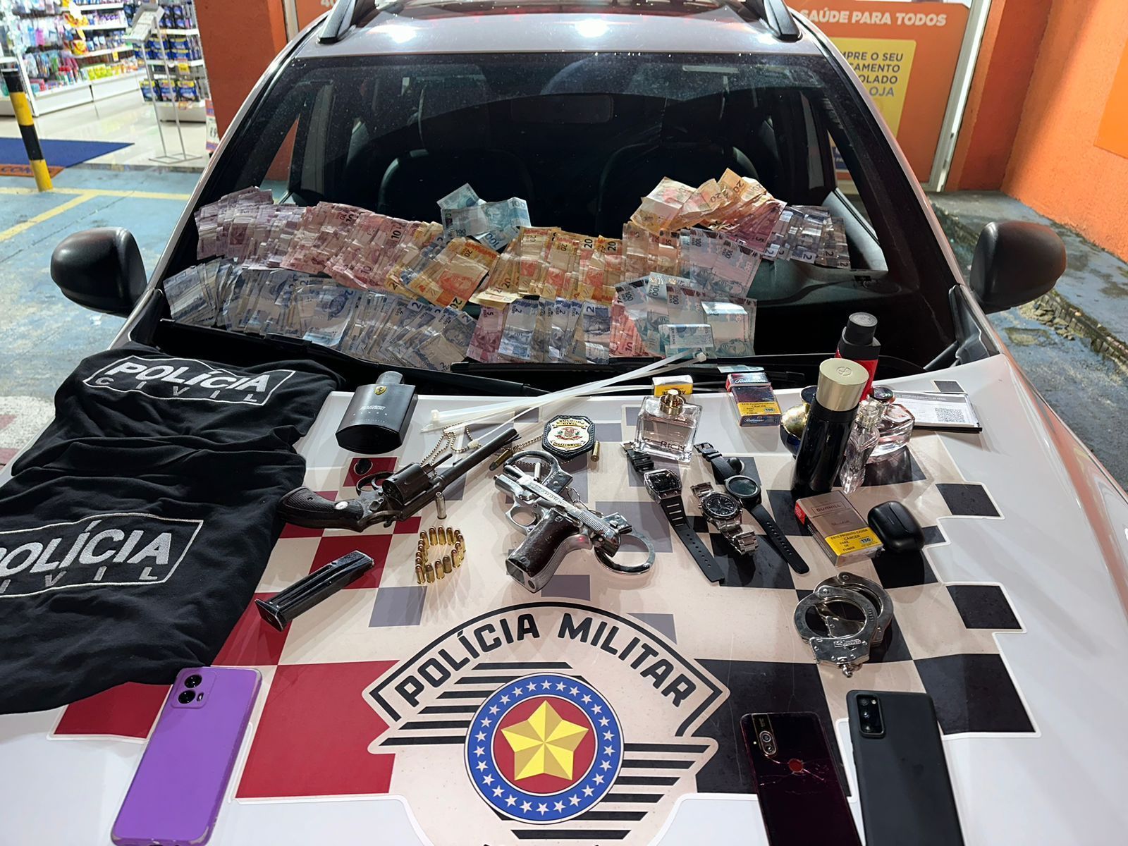 Família é mantida refém dentro da própria casa por bandidos disfarçados de policiais