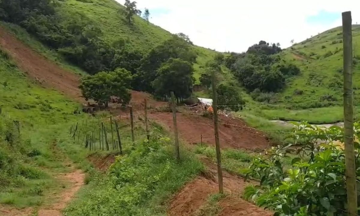 Tragédia: Polícia Civil apura causa de soterramento que matou família em MG
