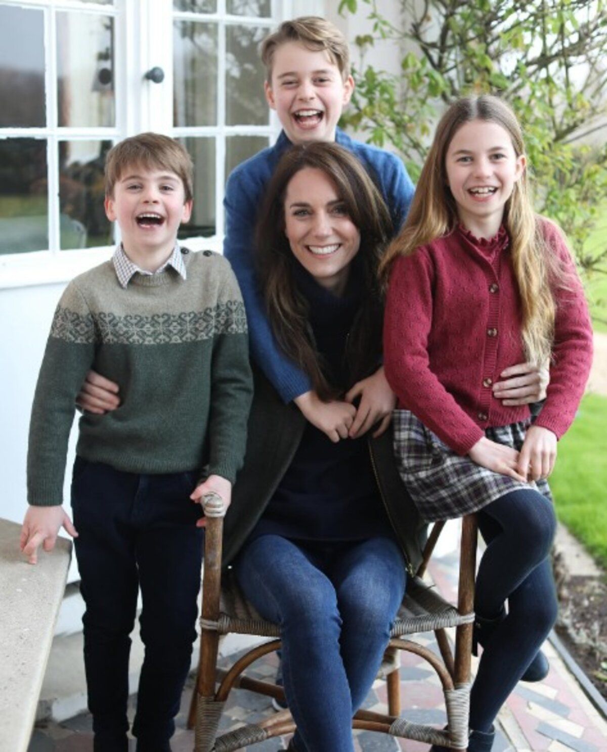 Kate Middleton reaparece em foto pela primeira vez após cirurgia