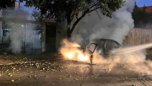 Família tem carro incendiado na volta de uma festa após veículo bater em árvore