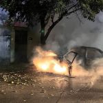 Família tem carro incendiado na volta de festa após veículo bater em árvore  