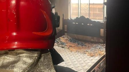 Familiares da vítima usaram água para conter o fogo; idoso teve queimaduras de 2° e 3° graus