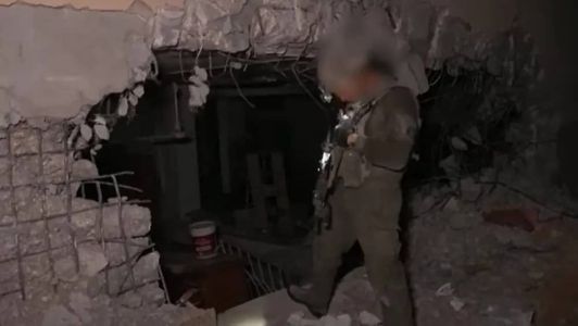 Familiares de reféns protestaram contra um suposto acordo para obter a libertação das mulheres e crianças reféns