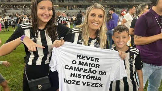 Familiares de Réver posam para foto com camisa em homenagem ao zagueiro