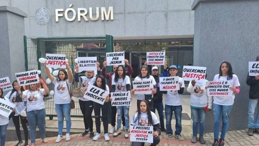 Familiares e amigos dos suspeitos protestaram em frente ao fórum
