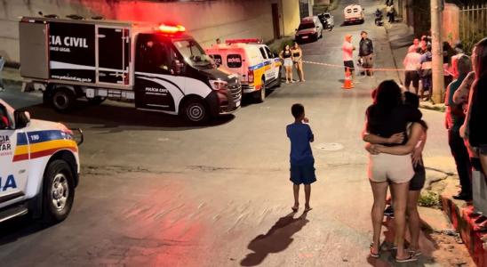 Familiares observam o local onde João Victor foi executado com oito tiros