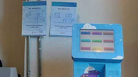Familiares relatam demora de até quatro horas para atendimento pediátrico no Hospital Vila da Serra