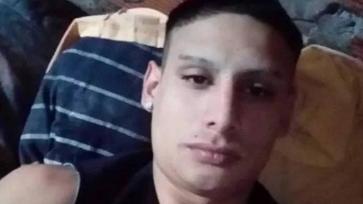 Homem tenta roubar salão e morre sufocado após ficar preso na janela 