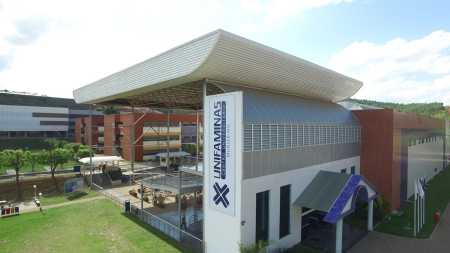 Foto mostra fachada do Centro Universitário FAMINAS em Muriaé (MG)