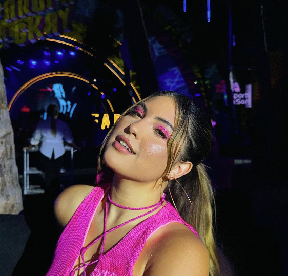 Farofa da Gkay: influencer canta música da Ivete em show de Claudia Leitte e é detonada