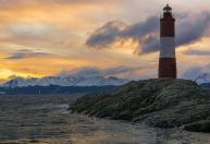 Mulher se muda para farol desativado na Noruega e monitora baleias solitárias