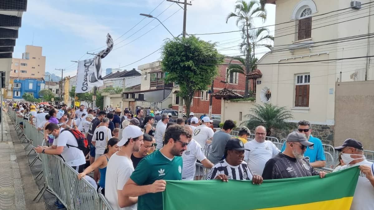 Torcedores exaltam 'mil gols' de Pelé e cantam na fila antes do velório do Rei 