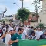 Torcedores exaltam 'mil gols' de Pelé e cantam na fila antes do velório do Rei
