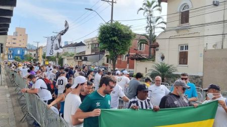 Fãs aguardam a abertura dos portões para acessa o velório
