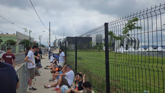 Fãs aguardam em fila para entrar na Arena MRV