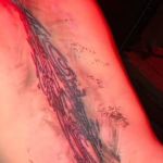 Billie Eilish faz 'topless' e apresenta nova tatuagem aos fãs 