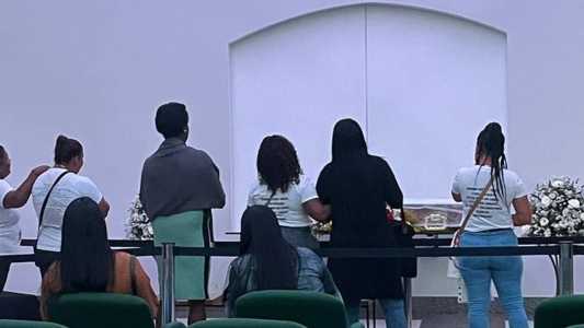 Fãs cantam 'Garota Nota 100' ao lado do caixão de Marcinho