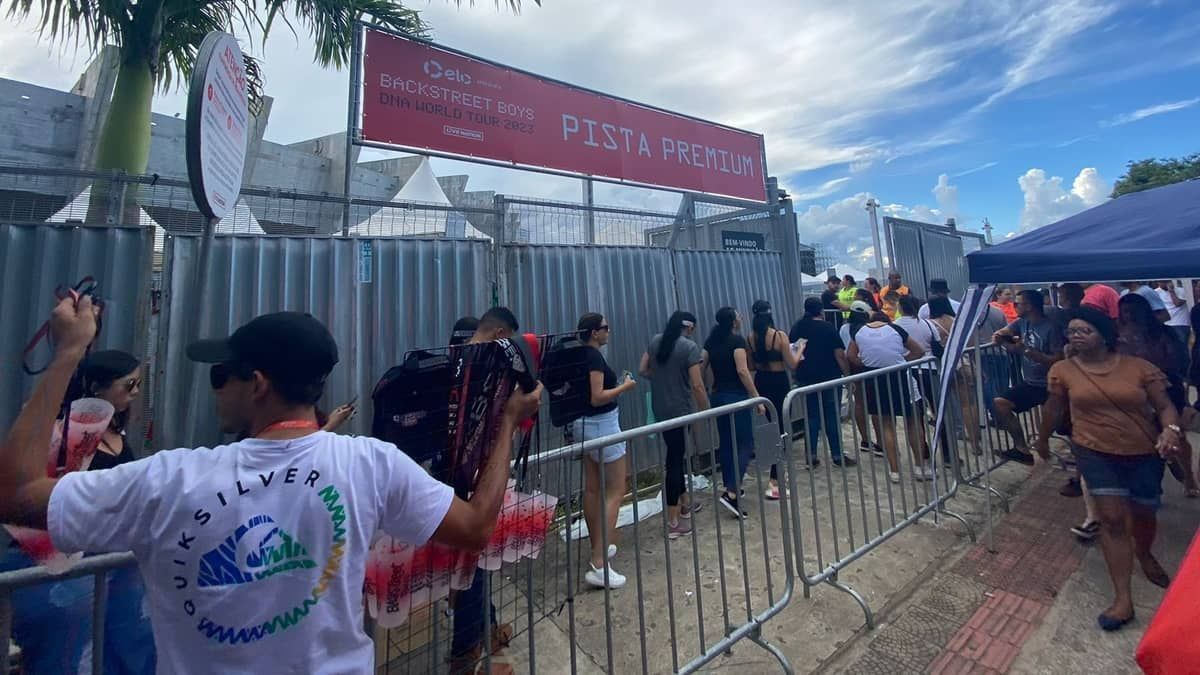 Fãs de Backstreet Boys estão nas filas do Mineirão desde a manhã deste domingo